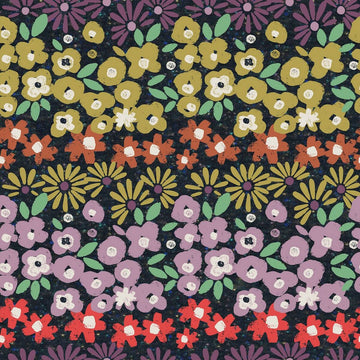 Bettdeckenbezug mit Blumenmuster. Bunte Blumenreihen in Lila, Gelb und Rot auf dunklem Grund.