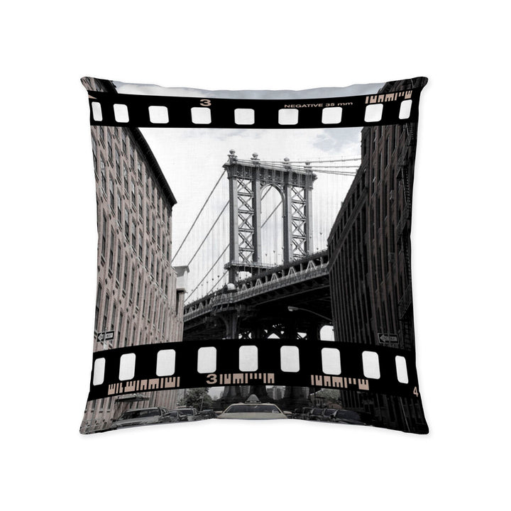 Quadratischer Kissenbezug mit Manhattan Bridge und Filmstreifen Design. Downtown Naturals Kissen.