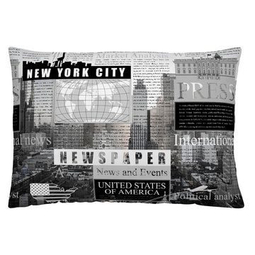 Dekorativer Kissenbezug mit Zeitungsmuster. New York City und USA Design.