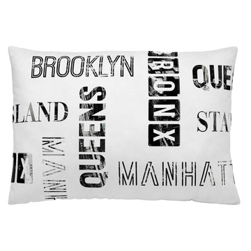 Weißer Kissenbezug mit schwarzem 'Downtown' Design und New Yorker Bezirken.