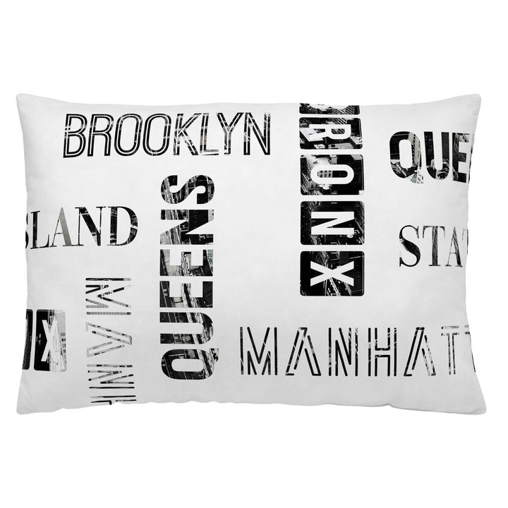 Weißer Kissenbezug mit schwarzem 'Downtown' Design und New Yorker Bezirken.