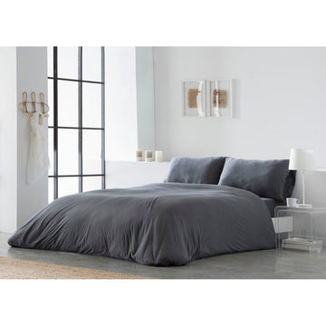 Dunkelgrauer Bettdeckenbezug Naturals ELBA Double Size (220x220 cm) auf einem Bett.