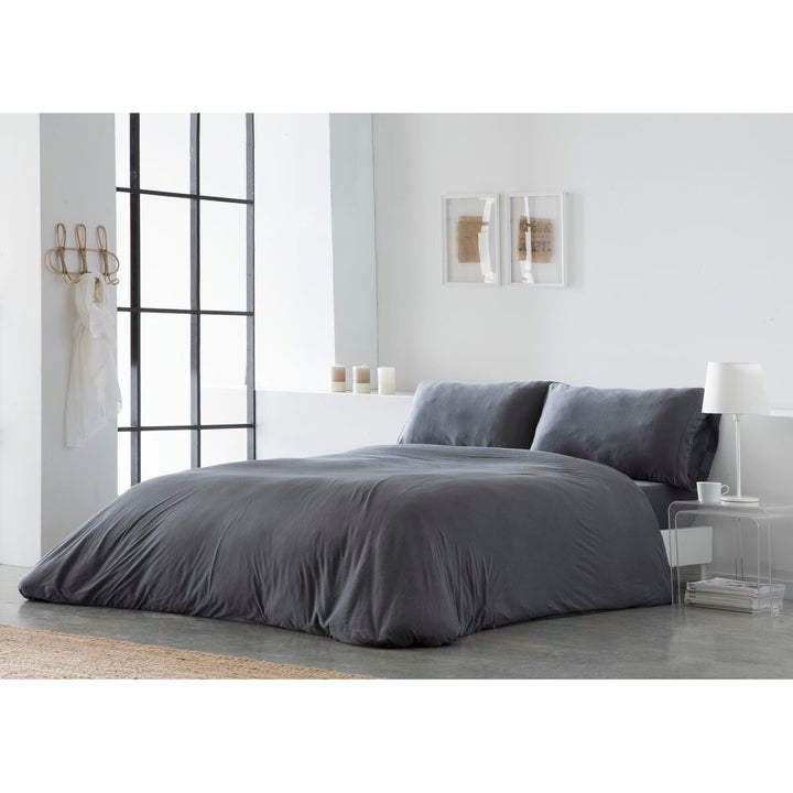 Dunkelgrauer Bettdeckenbezug Naturals ELBA Double Size (220x220 cm) auf einem Bett.