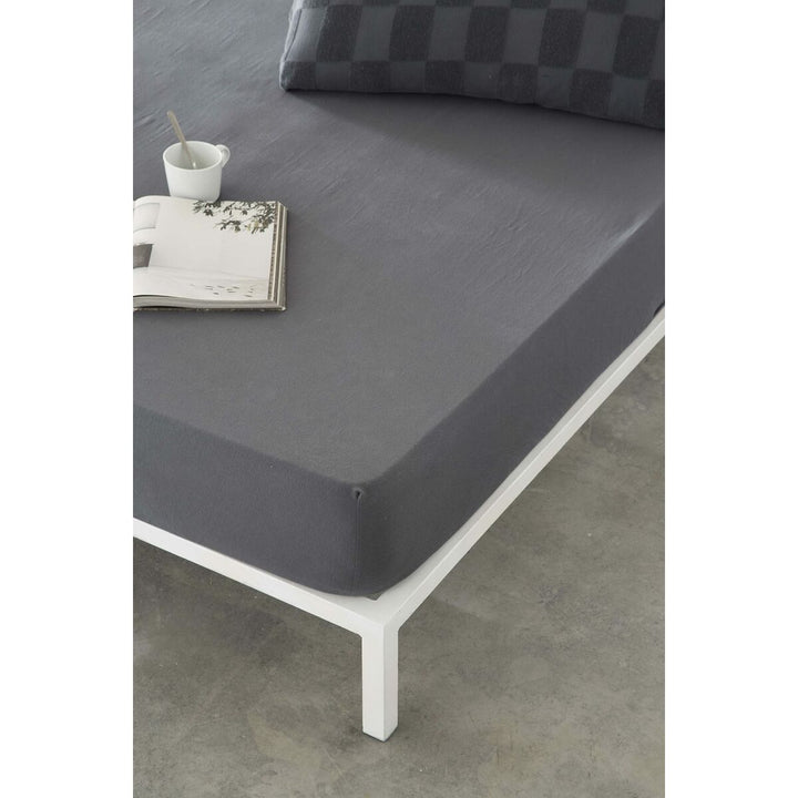 Dunkelgraues Spannbetttuch Naturals ELBA 135x200. Elegante Textur und tiefe Farbe.