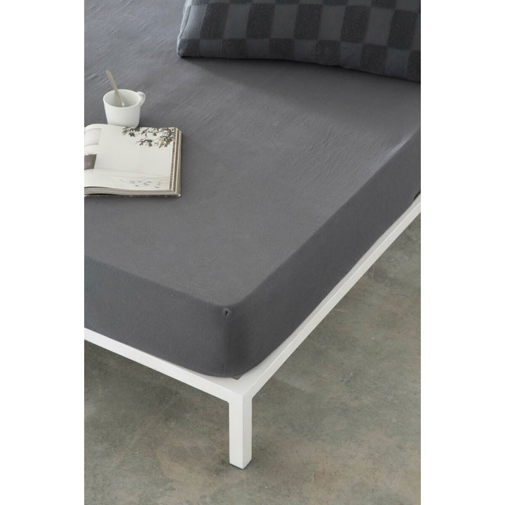 Dunkelgraues Spannbetttuch Naturals ELBA für Doppelmatratze 150x200. Glatte Oberfläche.