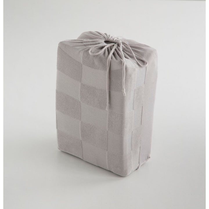 Hellgrauer Naturals Bettdeckenbezug mit Karomuster und Kordelzug verpackt.