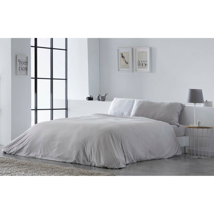 Hellgrauer Bettdeckenbezug Naturals ELBA Double Size (220x220cm) im Schlafzimmer.