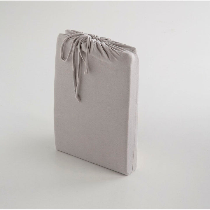 Hellgraues Spannbetttuch Naturals ELBA, verpackt mit Kordelzug. Ideal für Doppelmatratze, weiche Textur.