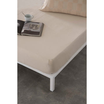 Beige Spannbetttuch Naturals ELBA 150 x 200 für Doppelmatratze auf dem Bett.