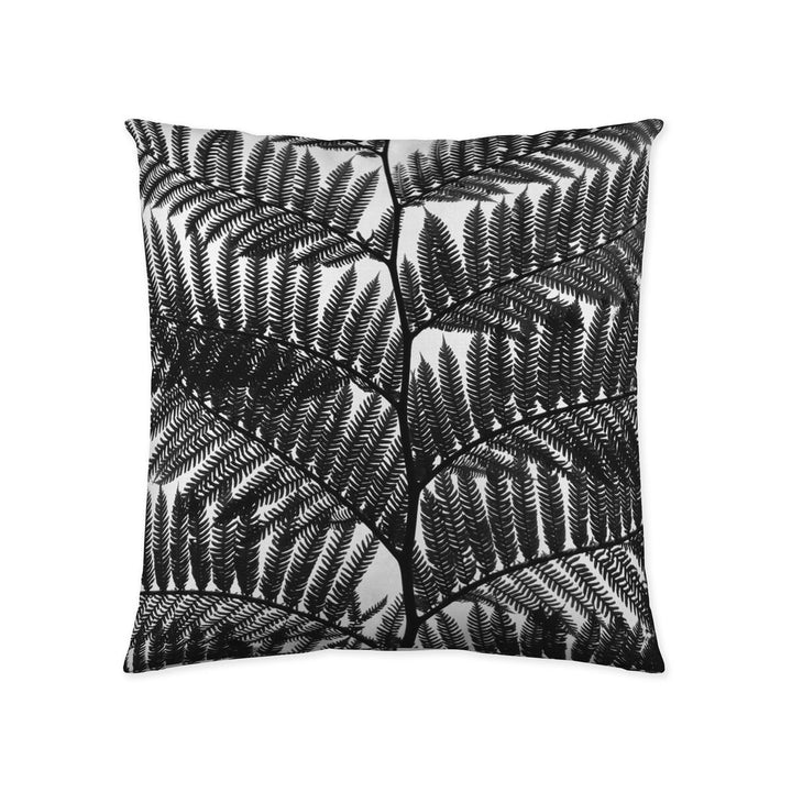 Naturals Kissenbezug mit schwarzem Farnmuster, 50x50 cm. Stilvolles Design.