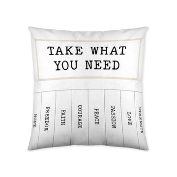 Quadratischer Kissenbezug mit Motiv: 'Take what you need'. Enthält Wörter wie Hoffnung, Freiheit und Liebe.