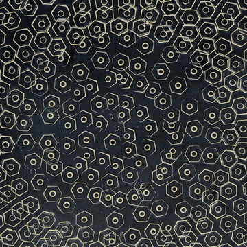 Detailansicht des schwarzen Aluminium Beistelltischs mit hexagonalem Muster - homely Family Shop