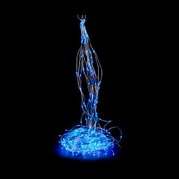 Blaue LED Lichterkette, 2 m lang. Die Lichter sind an dünnen silberfarbenen Drähten befestigt.