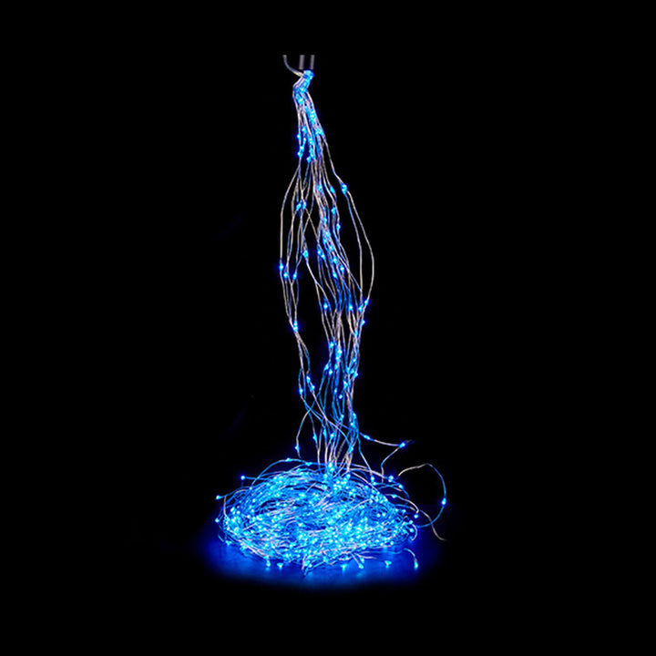 Blaue LED Lichterkette, 2 m lang. Die Lichter sind an dünnen silberfarbenen Drähten befestigt.