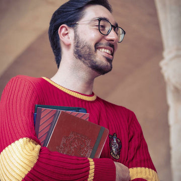 Roter Harry Potter Notizblock A5 mit Hogwarts Wappen Prägung.