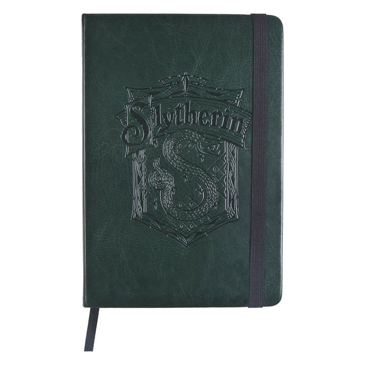 Grüner Harry Potter Notizblock A5 mit Slytherin Wappen und Gummiband.