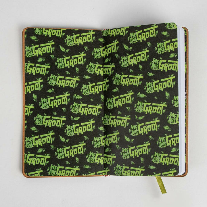 Offenes Marvel Notizbuch mit Groot Muster und Lesezeichen - homely Family Shop