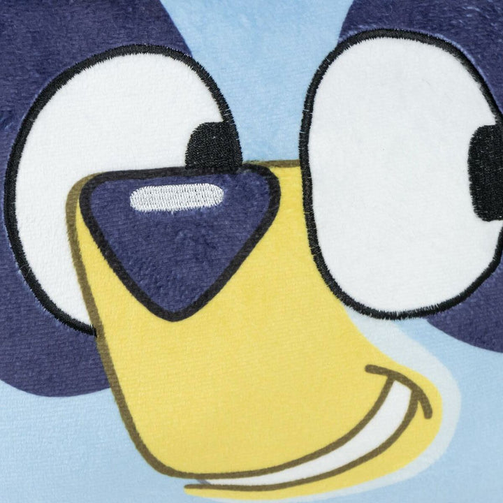 Nahaufnahme vom Bluey Kissen. Weiche Textur, blaue und gelbe Details.
