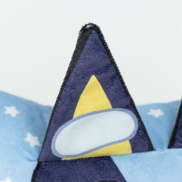 Nahaufnahme Ohr Kissen Bluey. Blaues Kissen mit Sternenmuster, gelben und weißen Details.