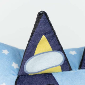 Nahaufnahme von Bluey Kissenohr. Blaues Kissen mit Sternen und Details.