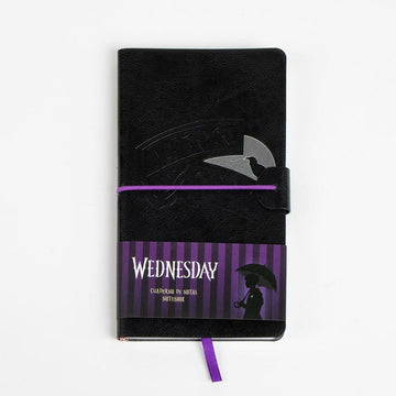 Schwarzer Schein Notizblock Wednesday mit lila Gummiband und Wednesday Aufschrift.