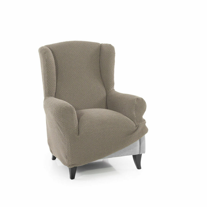Beige Ohrensesselhusse mit Textur bedeckt teilweise den Stuhl.