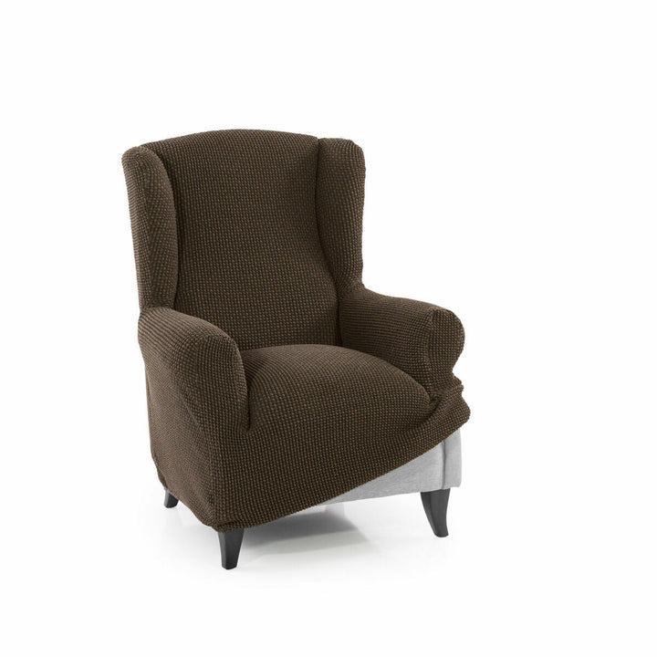 Braune Ohrensesselhusse mit Textur. Sofaskins Sesselüberwurf.