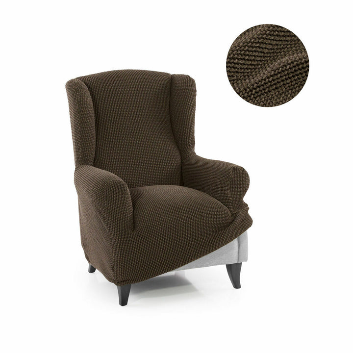 Braune Ohrensesselhusse mit Punktmuster. Sofaskins Sesselbezug im Detail.