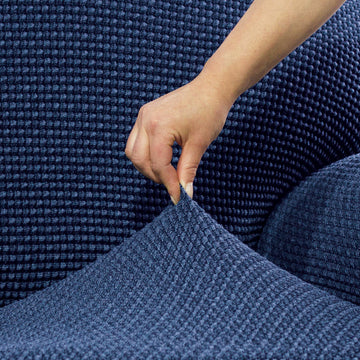 Blauer Chaiselongue Bezug mit Punktmuster wird angepasst. Sofaskins Bezug.