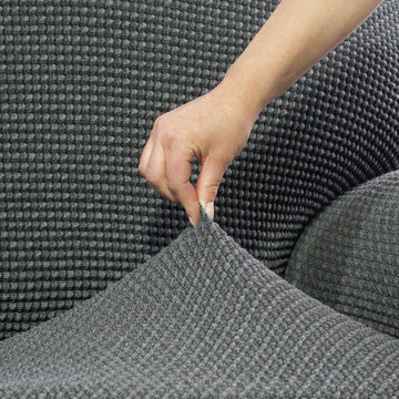 Dunkelgrauer Chaiselongue Bezug mit Waffelstruktur wird angepasst.