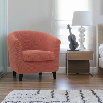 Orange Sesselhusse Sofaskins mit Textur im Schlafzimmer. Restauriert A.
