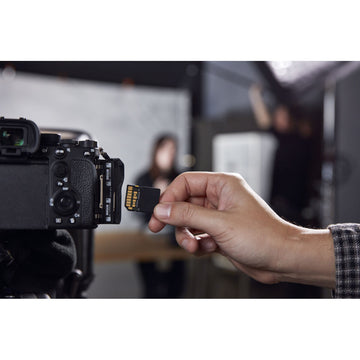 Kingston SDXC Speicherkarte 128 GB wird in Kamera eingesetzt - homely Family Shop