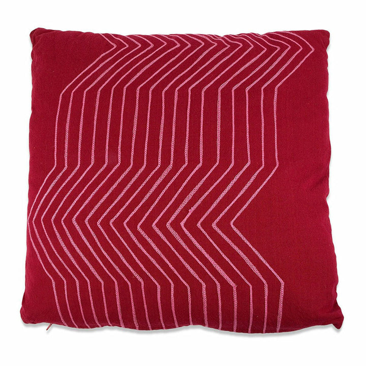 Rotes Kissen mit geometrischem rosa Muster für dekorative Akzente.