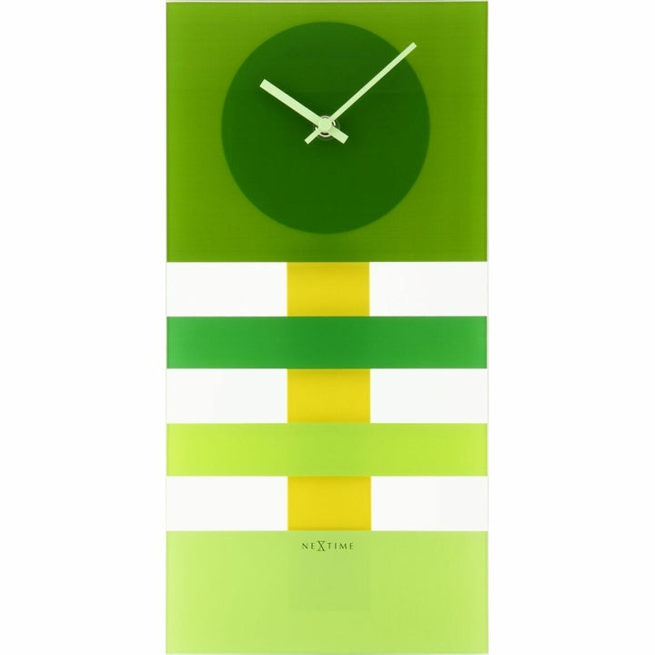 Grüne Nextime Wanduhr mit Streifenmuster und rundem Zifferblatt.