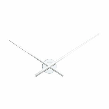 Weiße Nextime Wanduhr mit minimalistischem Design und langen Zeigern.