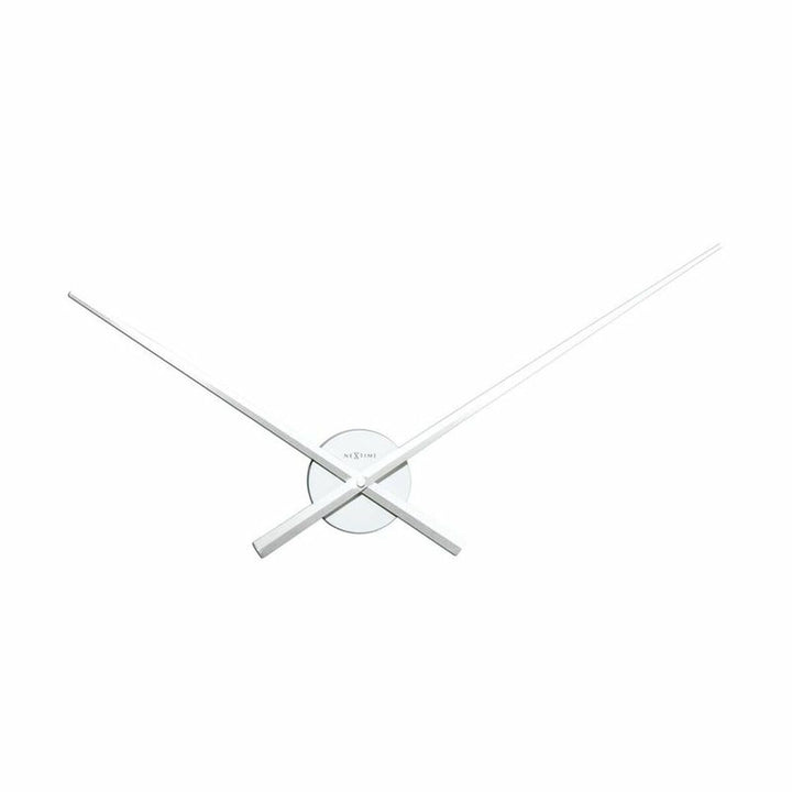 Weiße Nextime Wanduhr mit minimalistischem Design und langen Zeigern.