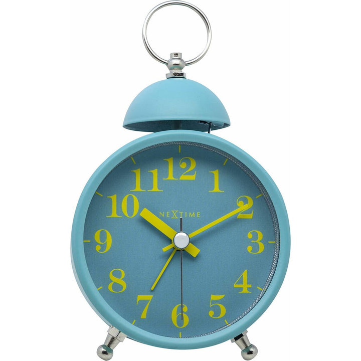 Hellblaue Nextime Bordur Wecker mit gelben Ziffern und klassischem Design.