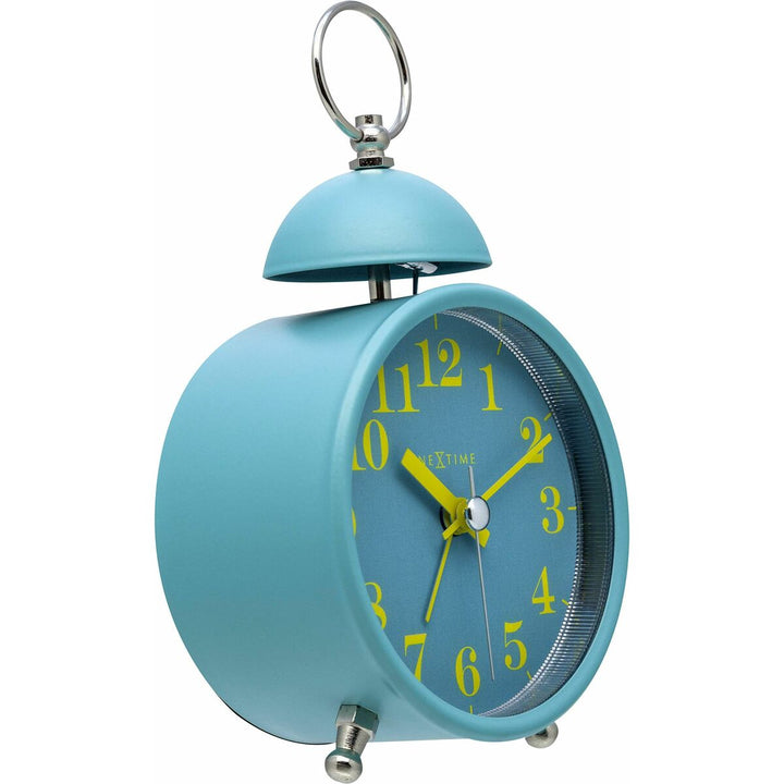 Türkis Bordur Nextime Wecker mit gelben Ziffern und klassischem Design.