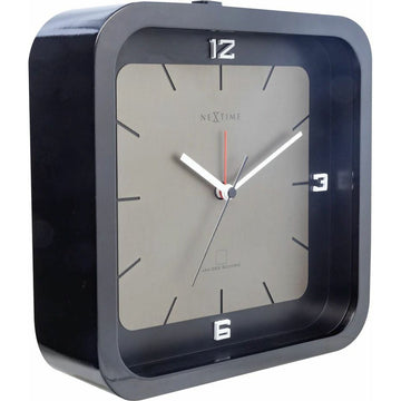 Schwarze Bordur Nextime Uhr. Quadratische Form und minimalistisches Design mit silbernen Zahlen.