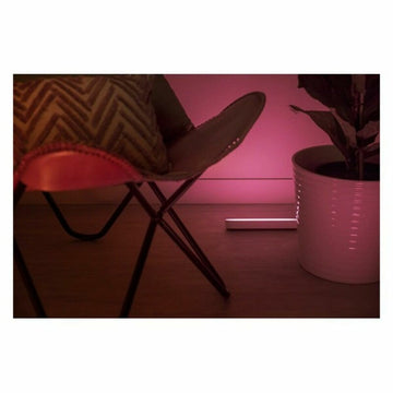 Philips Play Lichtleiste in Weiß erzeugt stimmungsvolles, pinkes Licht im Raum.