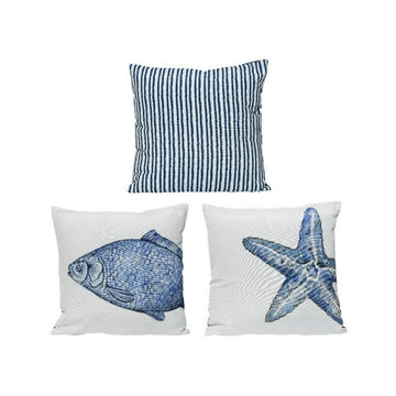 Blaue, weiße Kissen mit Streifen, Fisch und Seestern Muster für einen maritimen Look.