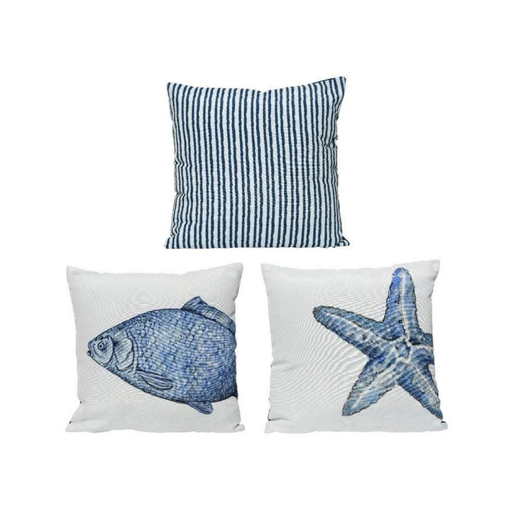 Blaue, weiße Kissen mit Streifen, Fisch und Seestern Muster für einen maritimen Look.