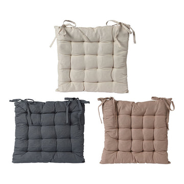 Quadratische Stuhl-Kissen in Beige, Grau und Braun mit Bindebändern.