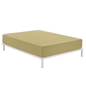 Hellbraunes Alexandra House Living Bettlaken (150 x 190/200 cm) auf einem Bett.