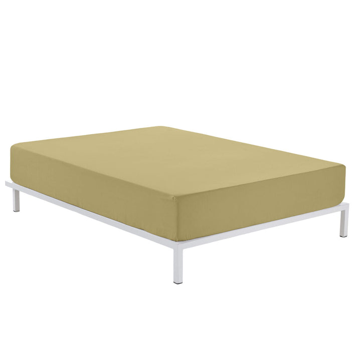 Hellbraunes Alexandra House Living Bettlaken (150 x 190/200 cm) auf einem Bett.