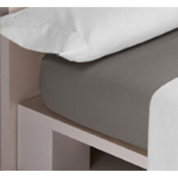 Graues Spannbetttuch aus Baumwolle Happy Home LISOS auf einem Bett.