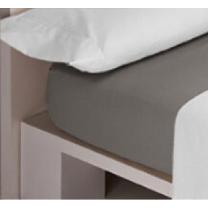 Graues Spannbetttuch aus Baumwolle Happy Home LISOS auf einem Bett.