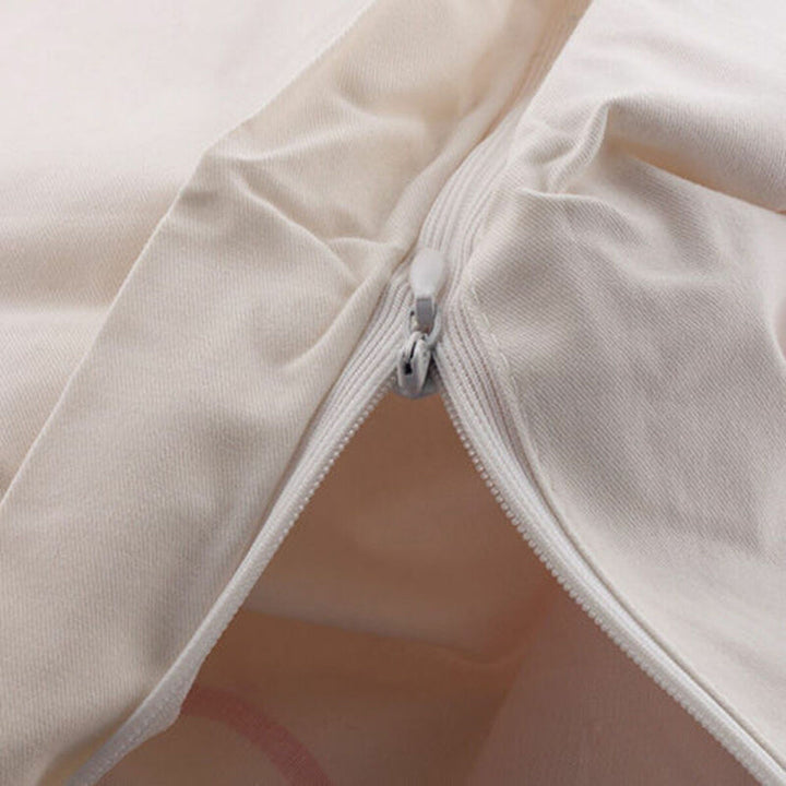 Nahaufnahme: Beige Kissen mit Reißverschlussdetail, zeigt das Innere des Kissens.