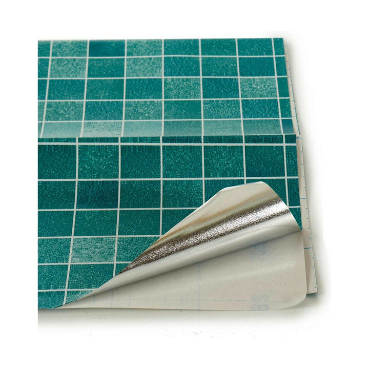 Grünes Haftpapier Firkanter mit quadratischem Muster und silberner Rückseite.