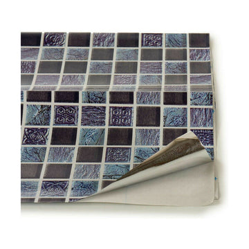 Haftpapier Firkanter mit Mosaikmuster in Blau und Grau, teilweise abgezogen.
